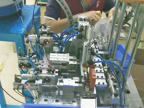 HDMI侧插产品生产机械